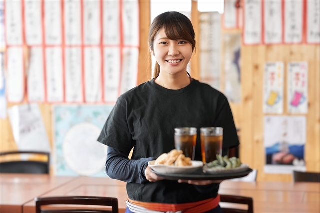 Tシャツ姿でオーダーを取る店舗スタッフ